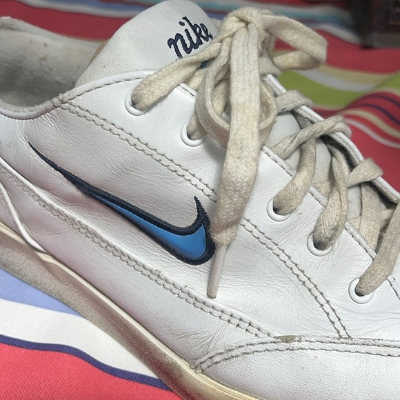 VINTAGE WOMEN’S SIZE 11/EURO 43 LEATHER NIKE RETRO GTS SHOE W/BLUE SWOOSH - Picture 9 of 10